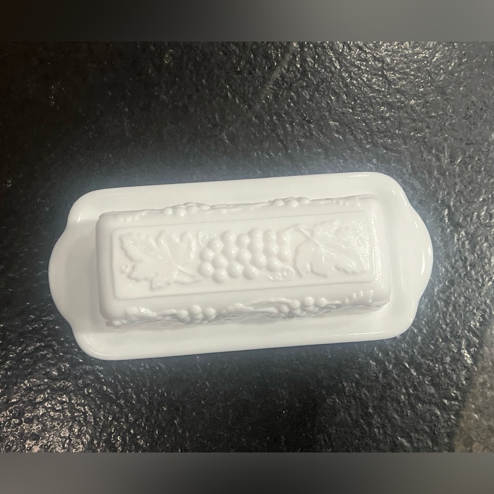 Imperial Milk Glass Grape Patter Butter Dish & Lid 🧈 - Picture 8 of 8